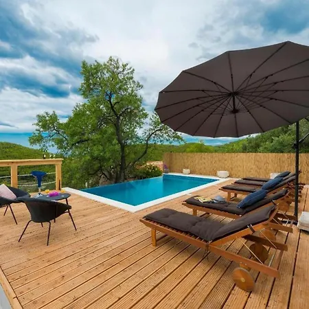 Calming Area With Infinity Pool *