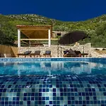 Villa Calming Area With Infinity Pool *
