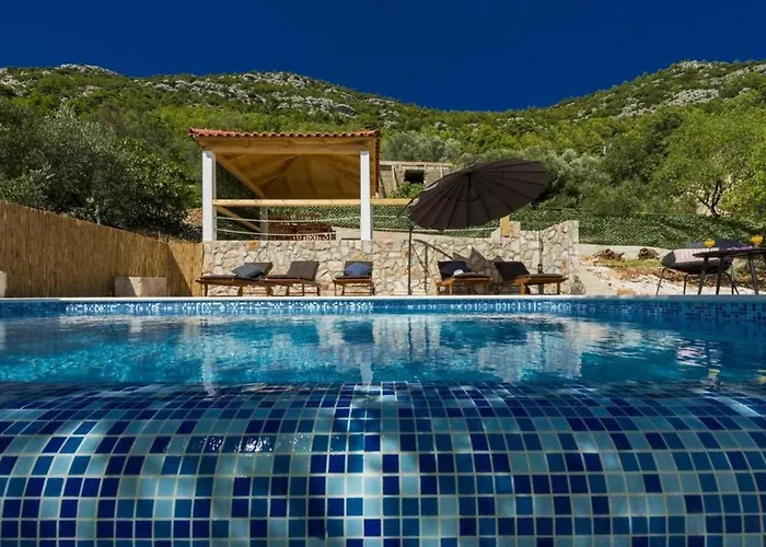 Villa Calming Area With Infinity Pool *