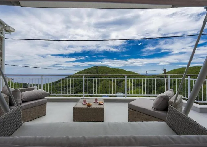 Villa Calming Area With Infinity Pool *